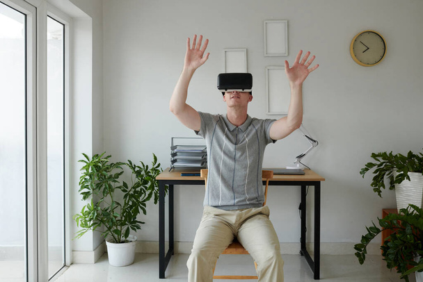 Desarrollador de software probando nueva aplicación de realidad virtual que creó - Foto, Imagen