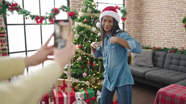 Africano americano mulher celebrando Natal gravação dança vídeo por smartphone em casa - Filmagem, Vídeo