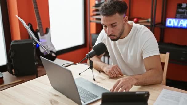 Молодий арабський музичний репортер виступає на радіо-шоу радіостудії - Кадри, відео