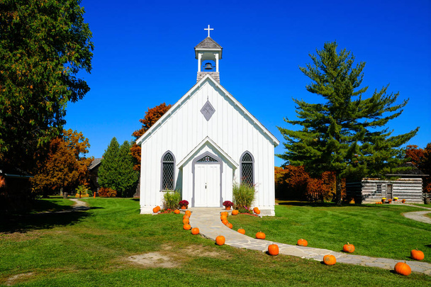 Jesienna scena wiejska Ontario ze starą drewnianą kaplicą i wyłożoną dynią przechadzką, Balls Falls Conservation Area, region Niagara, Kanada - Zdjęcie, obraz