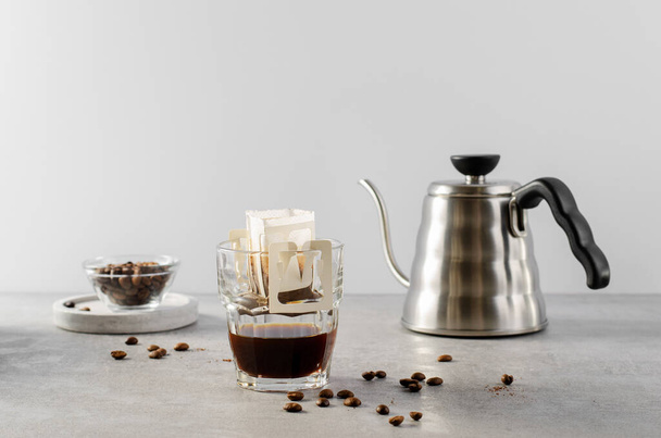 Bolsa de café de goteo en una taza, El proceso de elaboración de café, Manera rápida de preparar café molido utilizando filtro de tipo de papel - Foto, imagen