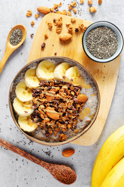 Chia Pudding Bowl con Banana, Granola y Canela, Desayuno Saludable o Snack, Comida Vegetariana - Foto, Imagen