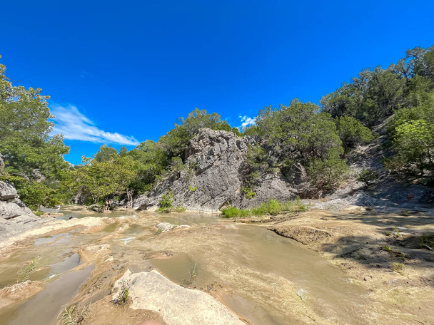 ハニー・クリークがダビデ,オクラホマ州,アメリカ合衆国オクラホマ州デイヴィッドで風光明媚な滝ターナー滝を供給するブライダル・ヴェイル滝のカスケードのシリーズ,アラックル・マウンテンとのレイシーな外観のトラバーチン崖. 美しい滝 - 写真・画像