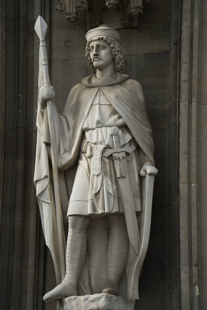 ケルン大聖堂の騎士像。 高貴な男は,彼のクロークとローブの下にメールを着ています. 右手でスタンダードを受ける. 左手でシールドに手を伸ばした. 彼は広いベルトで大きなブロードワードを着ています - 写真・画像