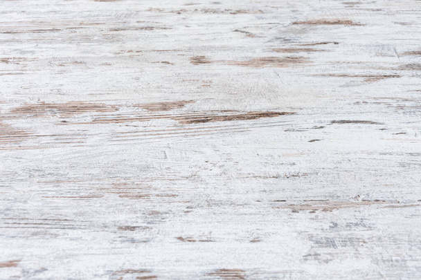 Texture de la surface de la table en bois, peinture blanche vieillie, rayures et marques d'usure. - Photo, image