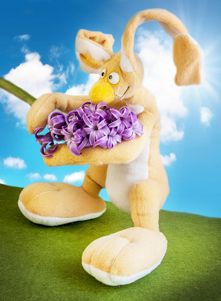 zabawka króliczek z kwiatami z nieba - Zdjęcie, obraz