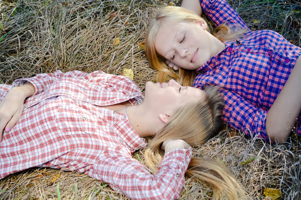 Happy girls lying head to head - Фото, зображення