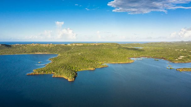 Vista aérea sobre el paisaje de Curazao, Caribe con océano, costa, colinas y cielo - Foto, Imagen