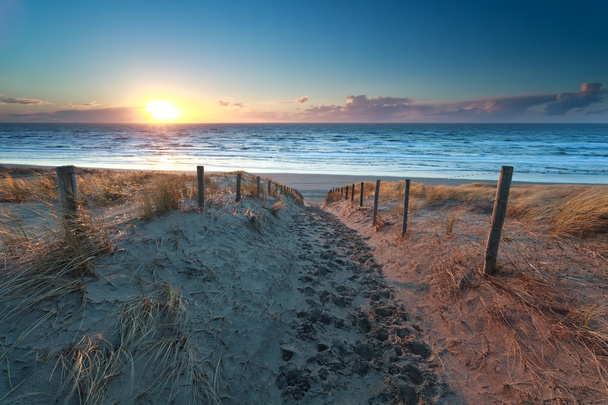Weg kein Nordseestrand bei Sonnenuntergang - Foto, Bild