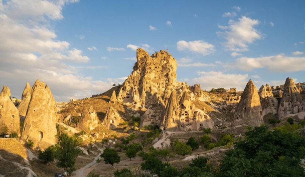 Uchisar kastély, város Cappadocia, Törökország közelében Goreme. Panoráma Cappadocia táj és völgy ősi szikla képződés és barlangok. - Fotó, kép