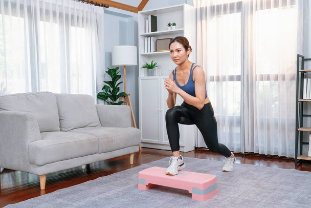 Енергійні жінки роблять вправи вдома, кардіо-аеробні тренування. Молода атлетична азіатська жінка спритність і витривалість тренування сесії як домашнє тренування рутинної концепції. - Фото, зображення