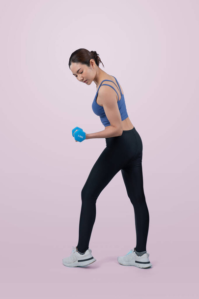 Güçlü enerjik kadın halter kaldırma egzersizi yapıyor izole arka planda. Genç atletik Asyalı kadın dayanıklılığı ve dayanıklılık eğitimi rutin vücut egzersizi.. - Fotoğraf, Görsel