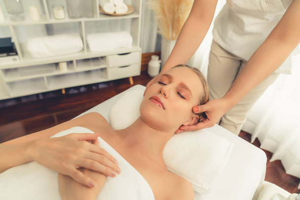 Kavkazská žena si užívá relaxační antistresové masáže hlavy a hýčkání pleti kosmetické rekreace v denním lázeňském moderním lehkém prostředí v luxusním resortu nebo hotelovém lázeňském salonu. Tichý - Fotografie, Obrázek