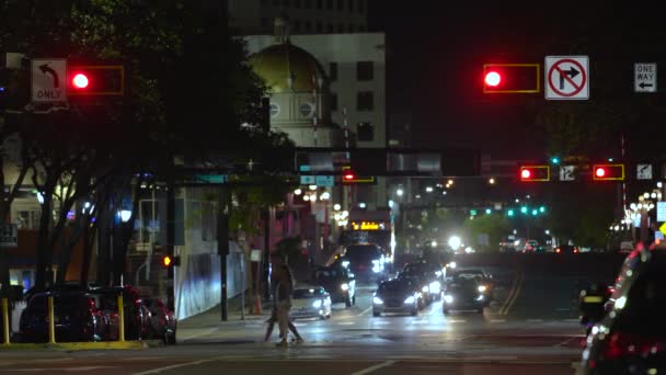 Americano incrocio stradale multilane con semafori e auto in movimento di notte. Sistema di trasporto negli Stati Uniti - Filmati, video