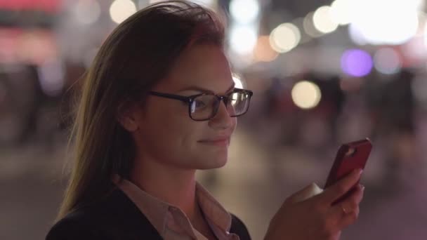 Jonge mooie blanke vrouw met behulp van Smart Phone in de stad. Hoge kwaliteit 4k beeldmateriaal - Video