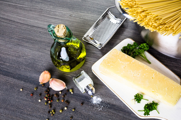 Makaronivalmisteet valkosipuliyrttien ja parmesaanijuuston kanssa
 - Valokuva, kuva