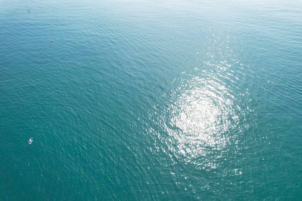 Πιο όμορφο τοπίο και θέα στη θάλασσα του Durdle Πόρτα Παραλία της Αγγλίας Μεγάλη Βρετανία, Ηνωμένο Βασίλειο. Εικόνα τραβήχτηκε με την κάμερα του Drone στις 9 Σεπτεμβρίου 2023 - Φωτογραφία, εικόνα