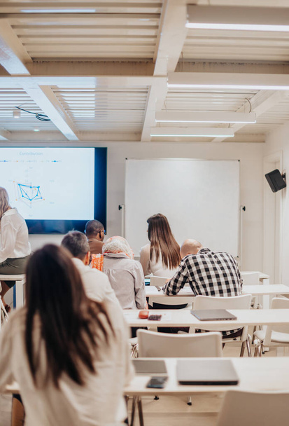 Gruppo di imprenditori riuniti in una riunione di seminario in una classe bianca, riunione di conferenza - Foto, immagini