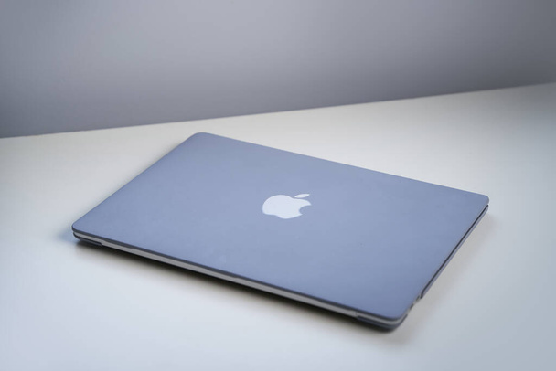 06.09.2023 Πολωνία Ευρώπη. Apple MacBook Pro16-ιντσών macOS με οθόνη Retina. Φορητός υπολογιστής a2141 - Φωτογραφία, εικόνα