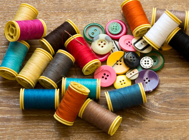 Materiali sartoriali; corda a rocchetto colorata e bottoni
 - Foto, immagini