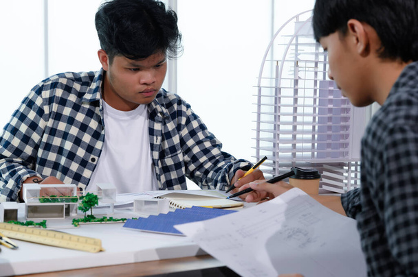 Студенты азиатского архитектора изучают современный дизайн дома и находят способы использования природной альтернативной энергии или использования природной возобновляемой энергии, концепции экологически чистой жизни для устойчивого будущего. - Фото, изображение