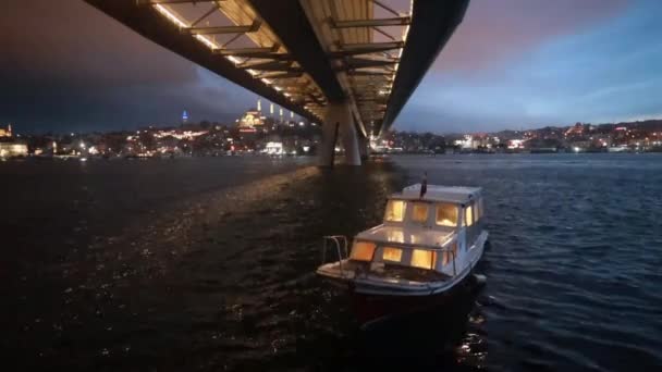 New Halic Metro Bridge nyáron éjjel kék ég és városi fények Isztambulban, Törökországban - Felvétel, videó