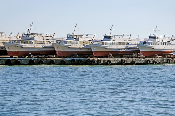 Човни на причалі в морському порту
 - Фото, зображення