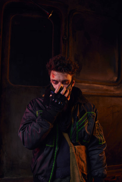 homem com cara riscada vestindo máscara de gás em ambiente tóxico do metrô, consequências de desastre - Foto, Imagem