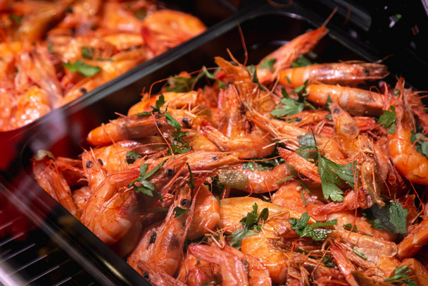 Fresh shrimp on ice at seafood restaurant buffet, ready to eat. - Photo, Image