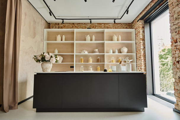 elegante interior de la moderna cocina de lujo, flores en flor en jarrón, botellas de vidrio en la encimera - Foto, Imagen