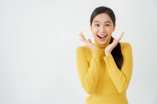Muotokuva aasialainen kaunis tyttö ujo hymy tyhjä tila eristetty tausta. Onnellinen nainen lomalla. nuori nainen hymyilevä menestys, mainostaulu, johdanto, mainos, houkutteleva, ilme, positiivinen - Valokuva, kuva
