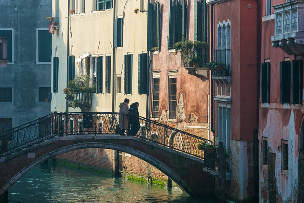 Starý pár přechází most v Benátkách, Itálie - Fotografie, Obrázek