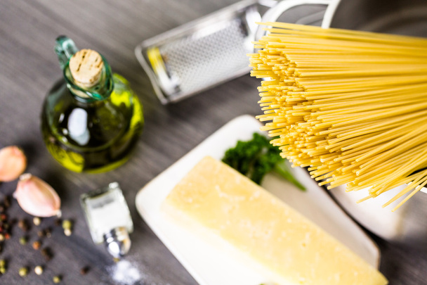 Makarna otlar sarımsak ve Parmesan peyniri ile - Fotoğraf, Görsel