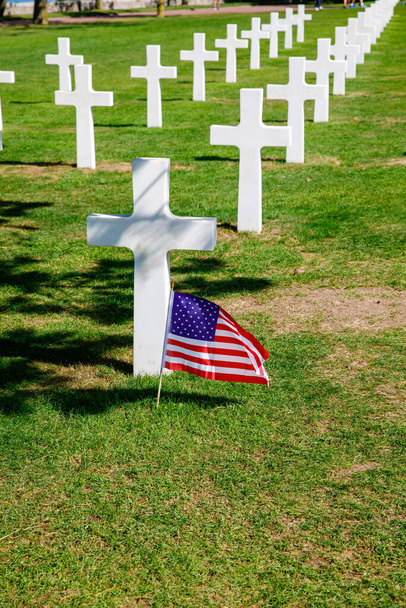 Η ιερή ομορφιά του Αμερικανικού Νεκροταφείου Νόρμαντι, τιμώντας γενναίους στρατιώτες που θυσίασαν κατά τη διάρκεια του Β 'Παγκοσμίου Πολέμου, προκαλεί σεβασμό και ευγνωμοσύνη. - Φωτογραφία, εικόνα