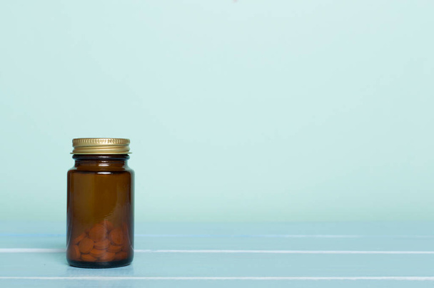 Műanyag flakon vitaminokhoz fából készült asztalon - Fotó, kép