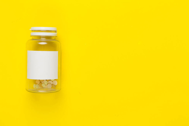 Garrafa de plástico com vitaminas no fundo de cor, vista superior - Foto, Imagem