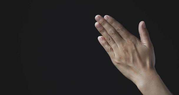 ナマテやナマスカルはジェスチャーを手で握り,暗い背景で神への信仰と神への信仰で手を祈る. - 写真・画像