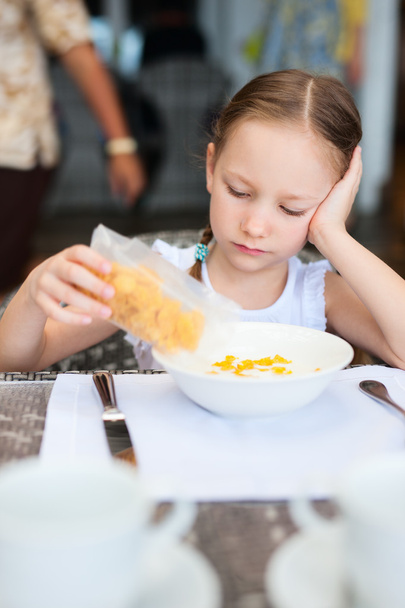 Little girl eating breakfast - Foto, Imagem
