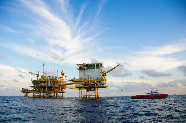 湾や海、オフショア石油リグ建設、エネルギー事業で石油と天然ガス プラットフォーム. - 写真・画像