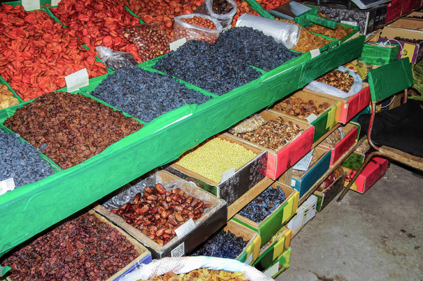 Сушеные фрукты и овощи на рынке. Сухая вегетарианская еда. - Фото, изображение