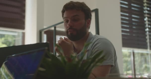 Férfi beszél, miközben a kollégáival dolgozik az irodában a nyári időszakban - Felvétel, videó