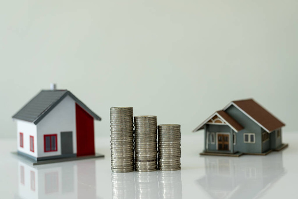 Stopy procentowe dla Home Business and Home Savings for Home Ideas Dodano układane monety i modele domów na stole, zarządzanie pieniędzmi na kredyty, ceny nieruchomości wzrosły. - Zdjęcie, obraz
