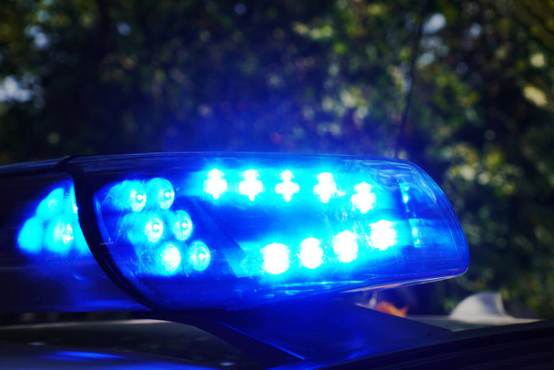 аварійно-синє світло на даху поліцейського автомобіля або рятувальної машини вночі - Фото, зображення