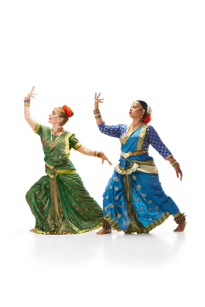 Sattriya dansı. Beyaz stüdyo arka planında dans eden güzel, geleneksel Hint elbiseli kadınlar. Güzellik, moda, Hindistan, gelenekler, yaşam tarzı, koreografi, sanat. Ad - Fotoğraf, Görsel
