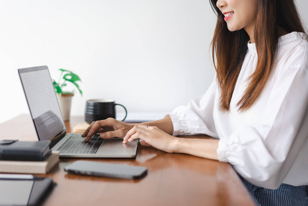 Geschäftsfrauen tippen Daten auf Tastatur des Laptops und arbeiten an Neugründungen im Außenbüro. - Foto, Bild