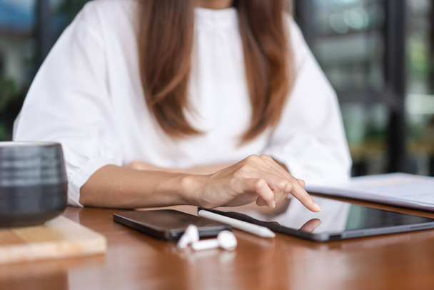 Mulheres de negócios pesquisando dados e lendo dados financeiros em tablet enquanto a análise sobre a nova startup. - Foto, Imagem