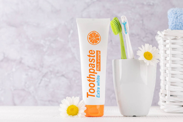 Una imagen limpia y refrescante con pasta de dientes y cepillos de dientes, que promueve la higiene bucal y una sonrisa brillante - Foto, Imagen