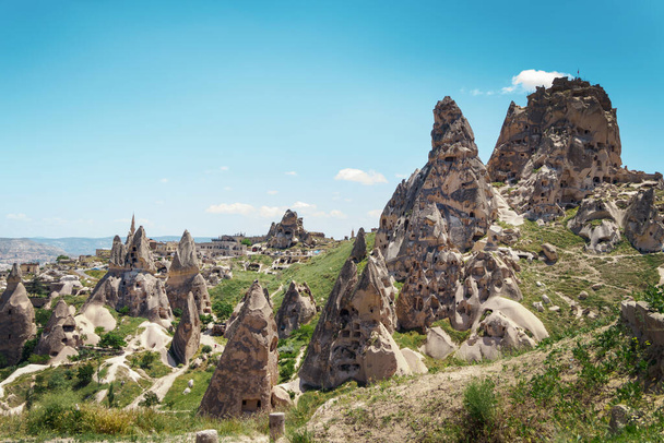 Μοναδικό πέτρινο κάστρο στην Καππαδοκία ενάντια στον γαλάζιο ουρανό το καλοκαίρι. Λαϊκή τουριστική περιοχή σε Goreme, Nevsehir, Turke - Φωτογραφία, εικόνα