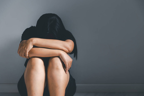 Fiatal depressziós nő, családon belüli erőszak, megverték és megerőszakolták a sarokban ülve. A nők elleni szexuális zaklatás és nemi erőszak fogalma. - Fotó, kép
