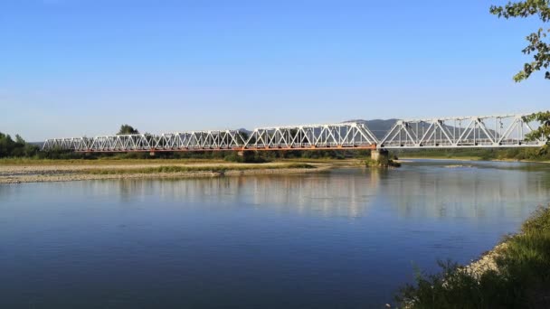 Időzített táj vasúti híddal a Tisza felett - Felvétel, videó